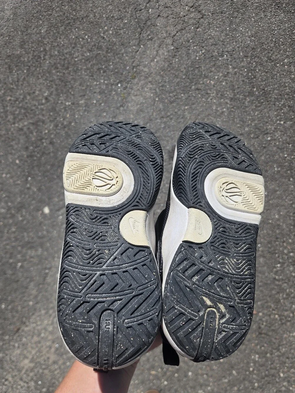 Nike Team Hustle  Black/Gold/White Kid's Sneakers - Size 3